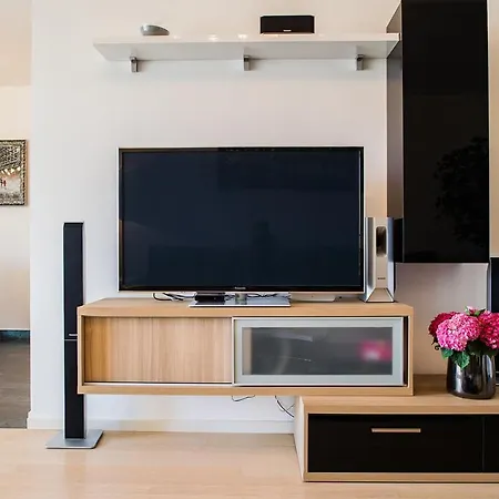 Sunny Seaside Apartment *