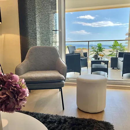 Sunny Seaside Apartment *
