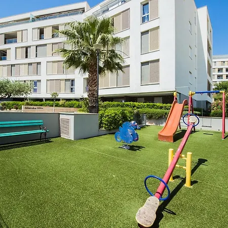 Sunny Seaside Apartment *
